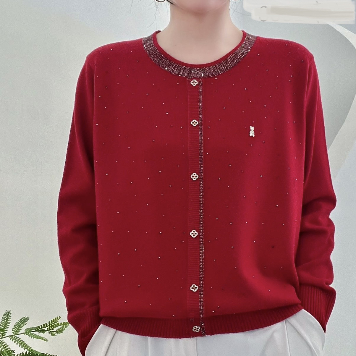 中老年妈妈秋冬圆领烫钻小熊装饰针织衫舒适保暖打底上衣圆领竖钻