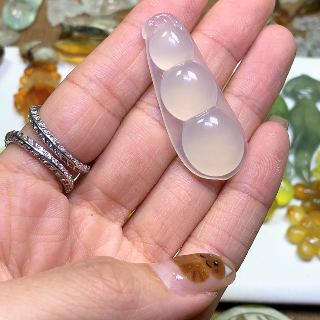 岫玉颈饰未镶嵌豆子