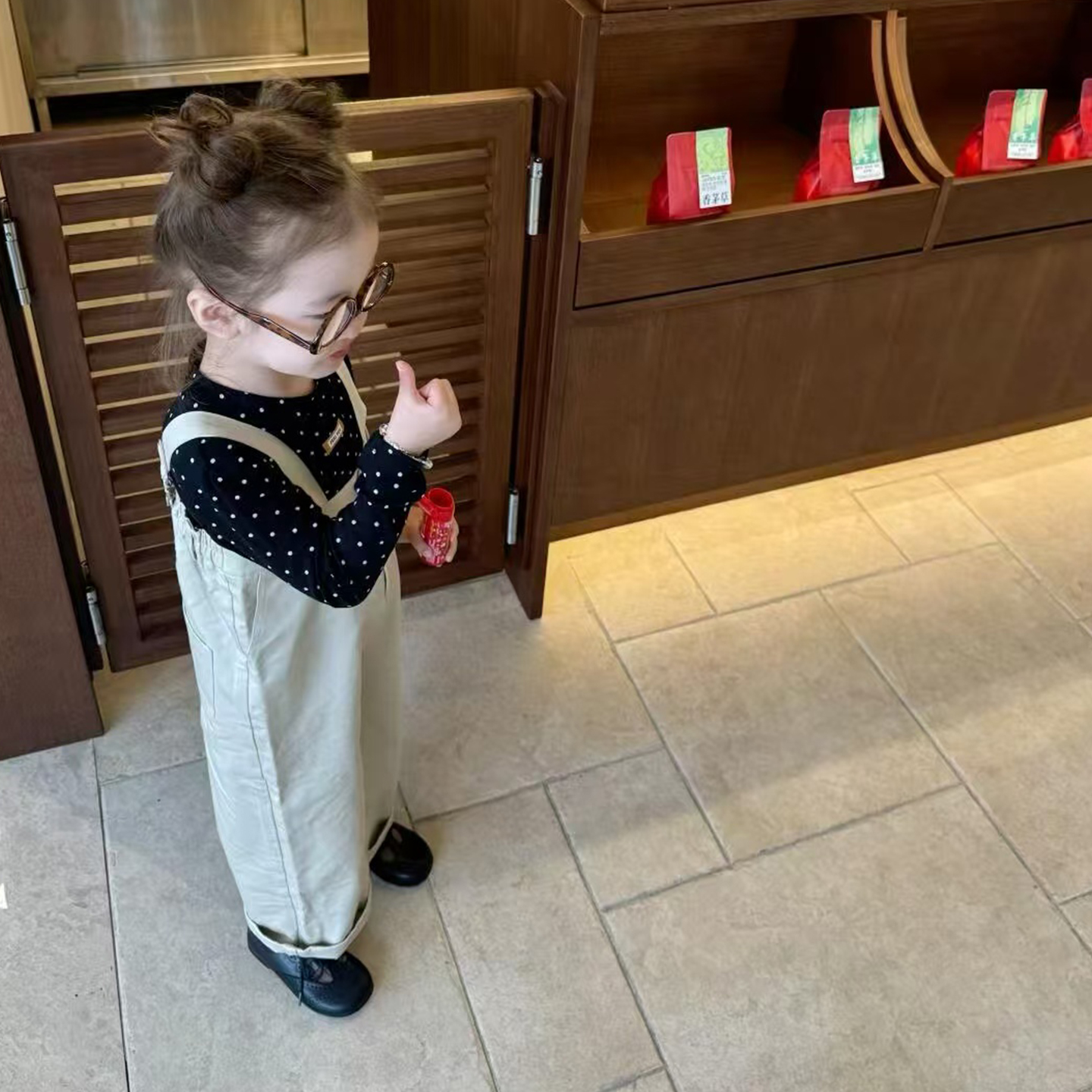 现货】壹妈女童秋季新款套装洋气宝宝波点长袖t恤时髦卡其色背带裤