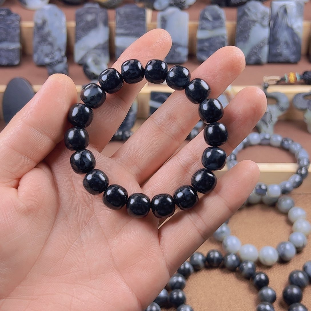 颈饰未镶嵌和田玉（糖玉）