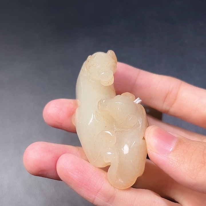 和田玉挂件未镶嵌急**忙