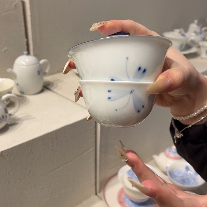 盖碗加茶杯。      
