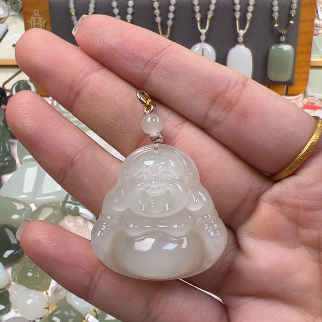 萧***居和田玉未镶嵌颈饰