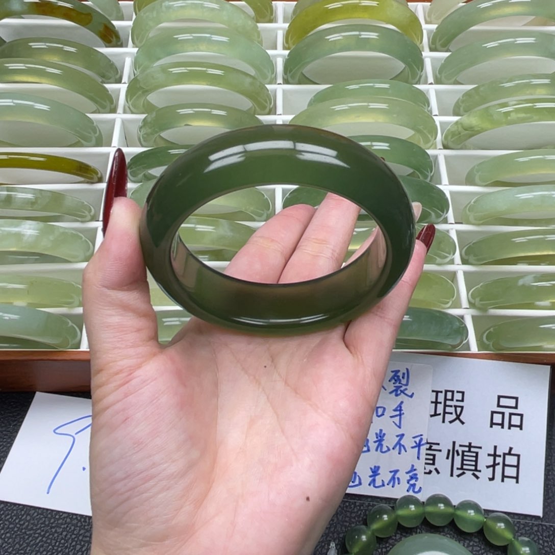 蛇纹石玉手镯未镶嵌