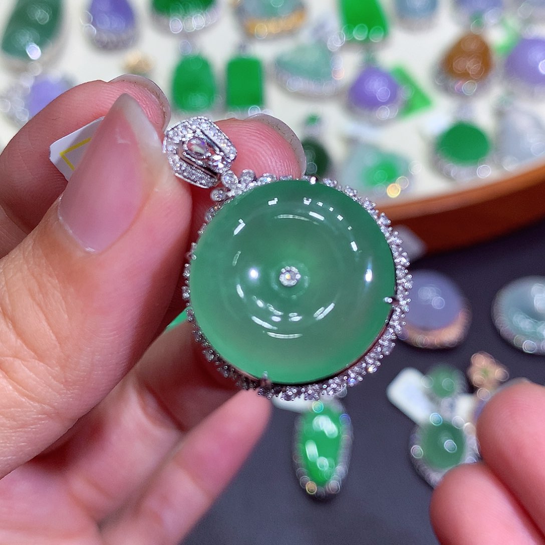 翡翠吊坠(不含链)18K金镶嵌