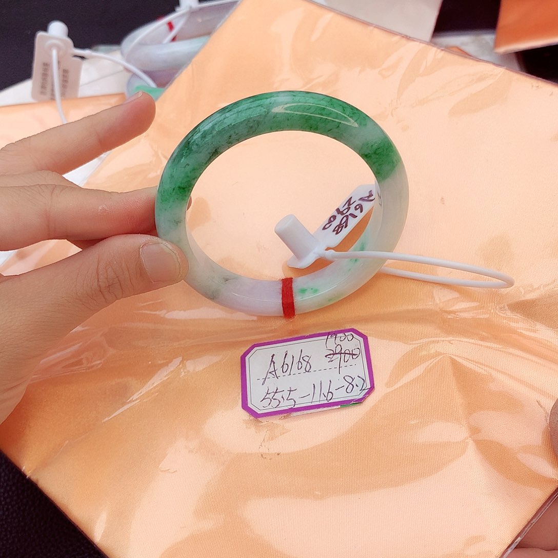 翡翠手镯未镶嵌翡翠