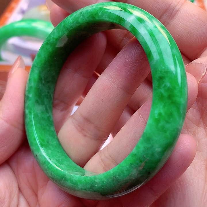 翡翠手镯未镶嵌翡翠