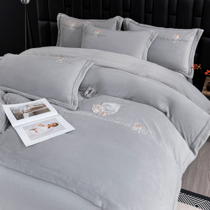 2025新款300克全消光高端牛奶蛋白蚕丝绒四件套