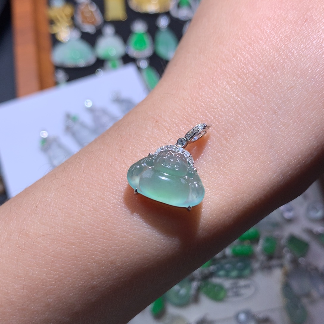 翡翠18K金镶嵌颈饰九寨沟湖水绿佛公滴流