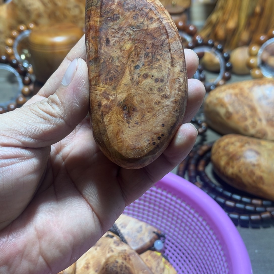 随***逝香榧木崖柏手把件，