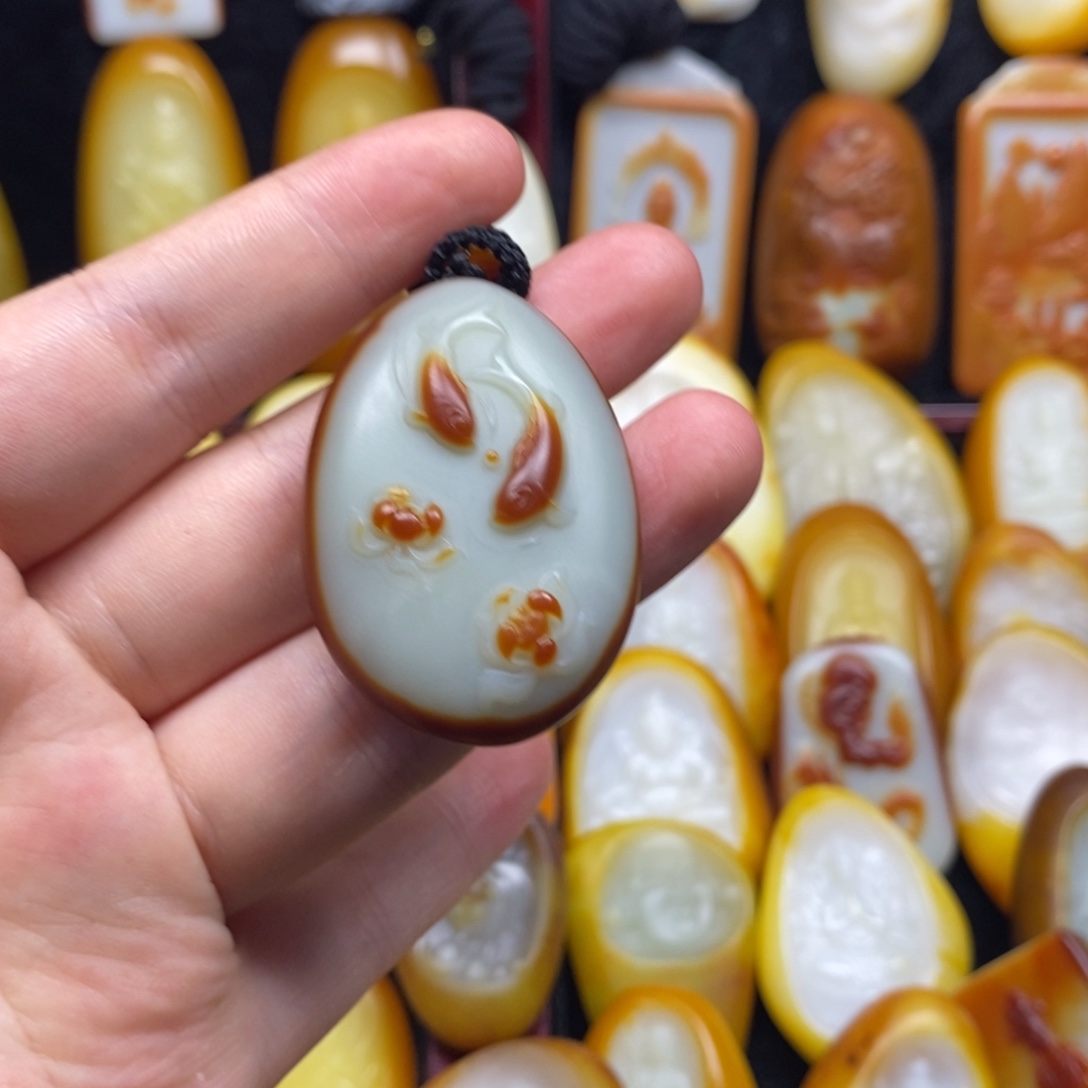 吴***疗和田玉未镶嵌颈饰