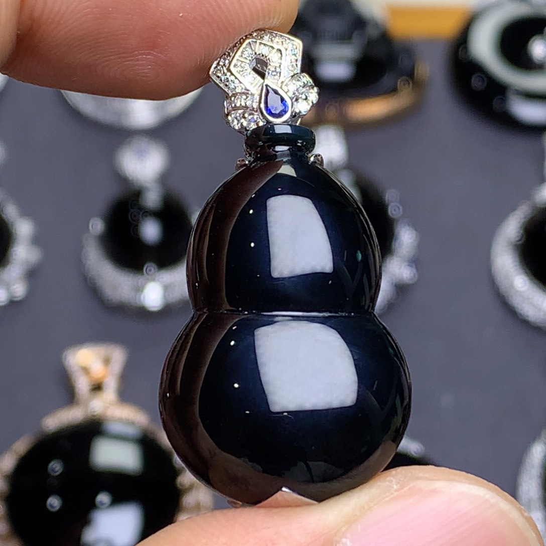 颈饰18K金镶嵌翡翠墨翠葫芦