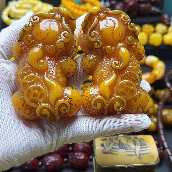 琥珀未镶嵌颈饰手把件