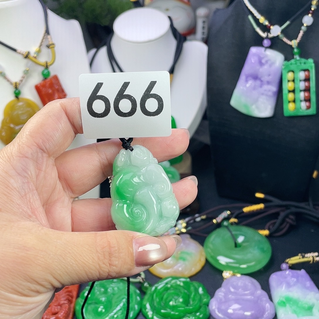 翡翠未镶嵌吊坠(赠链)