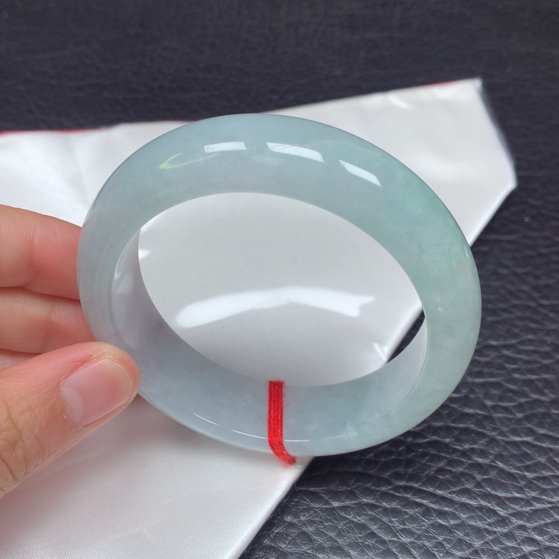 翡翠手镯未镶嵌。