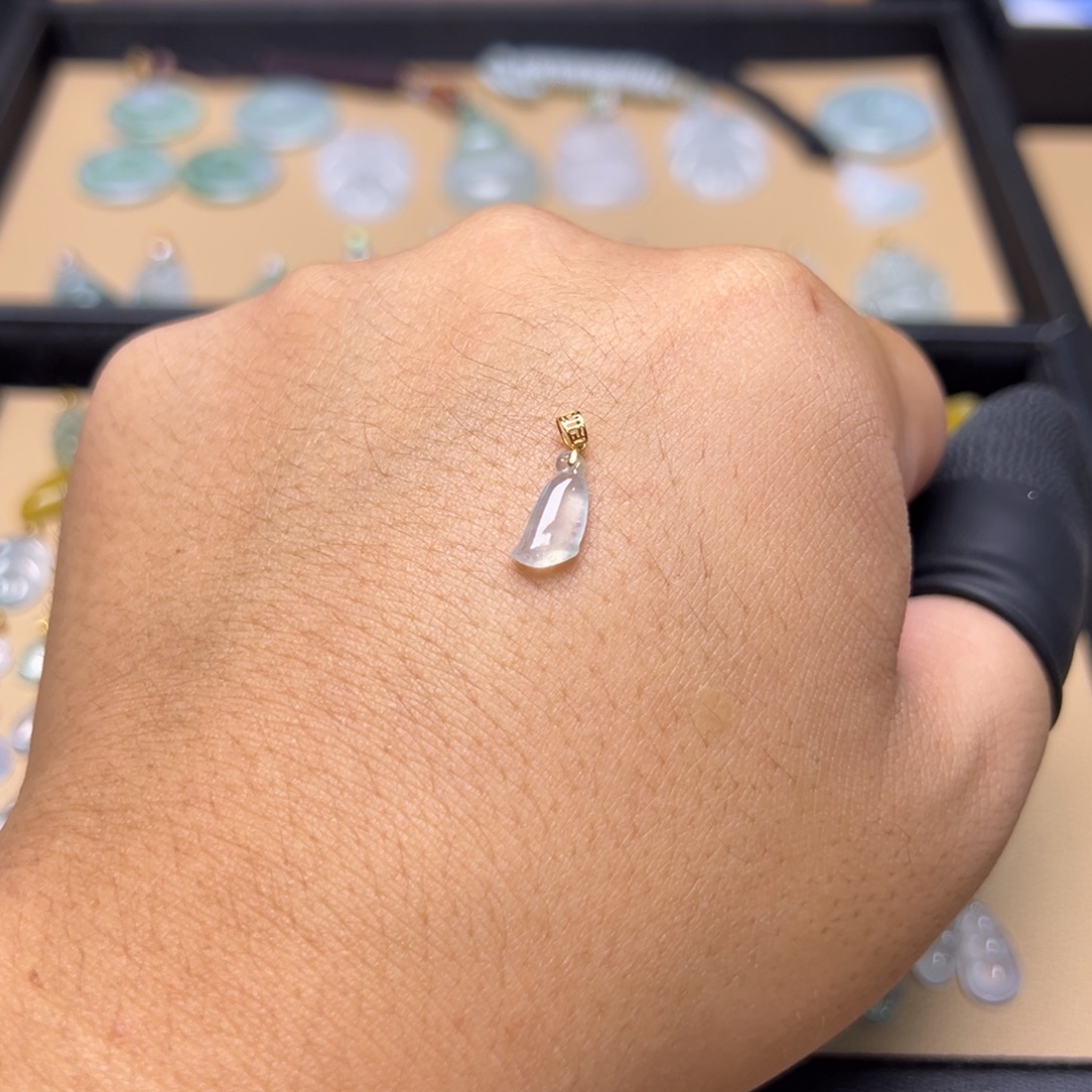 翡翠18K金镶嵌颈饰莲蓬