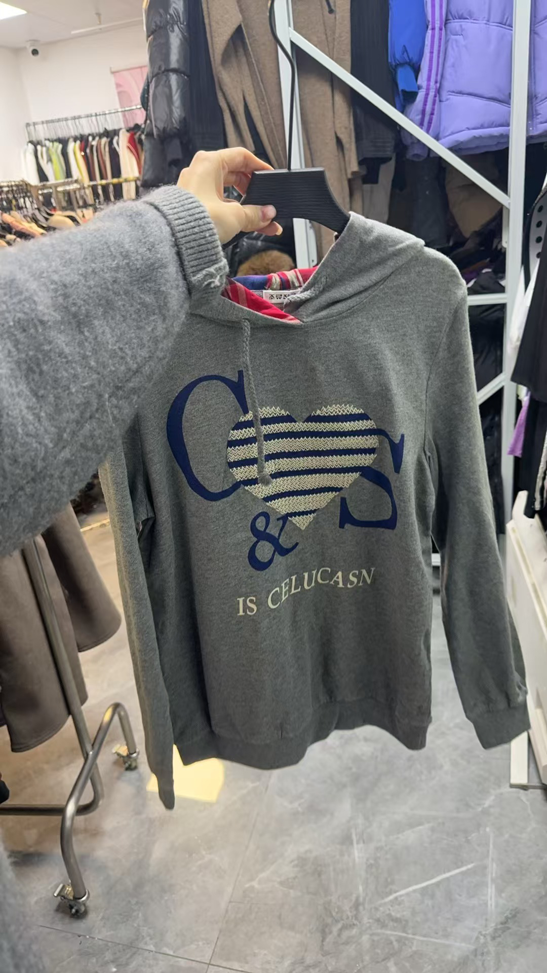 字母长袖印花加厚连帽针织女士上衣女款包袖女装灰色卫衣加绒