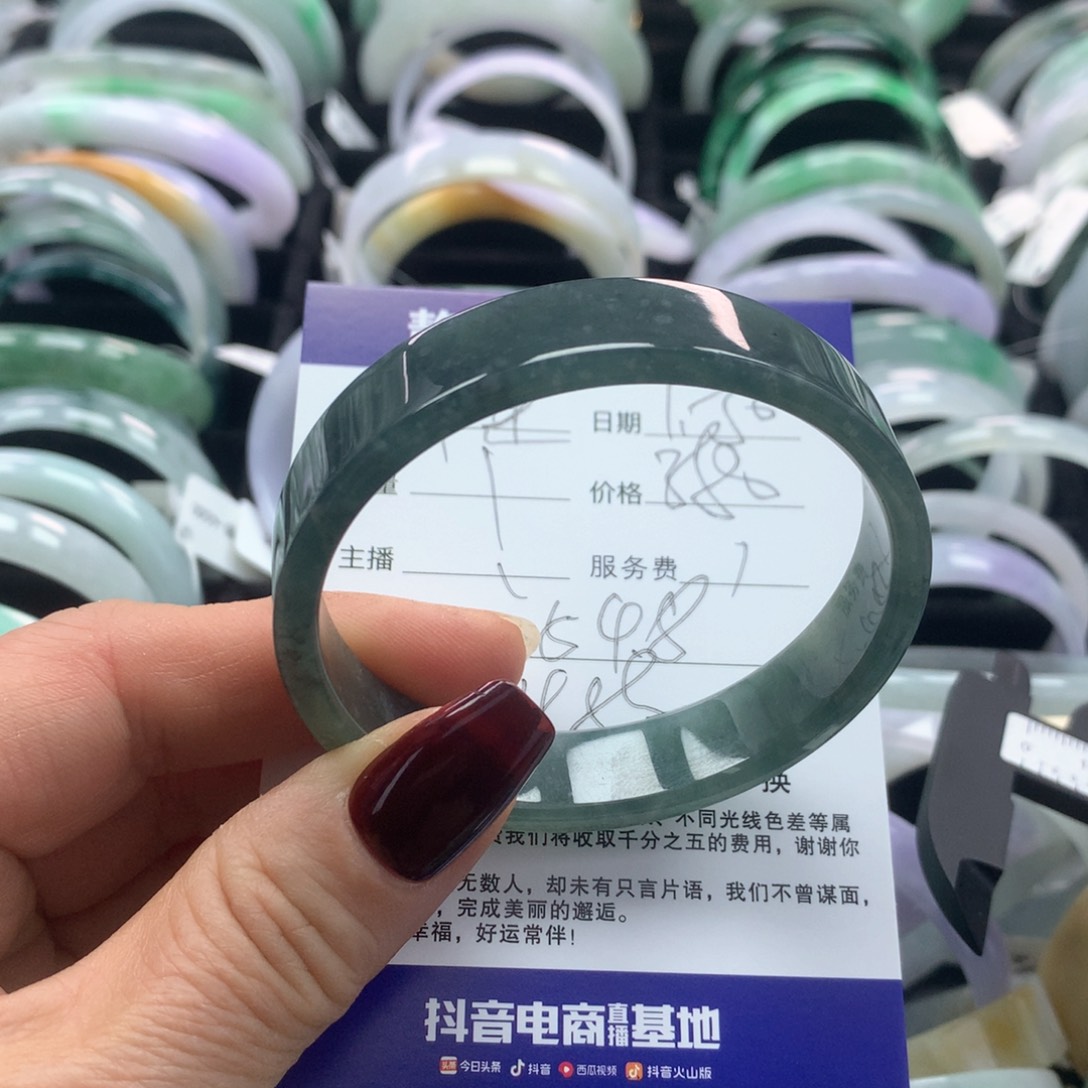 翡翠手镯未镶嵌苹**方镯