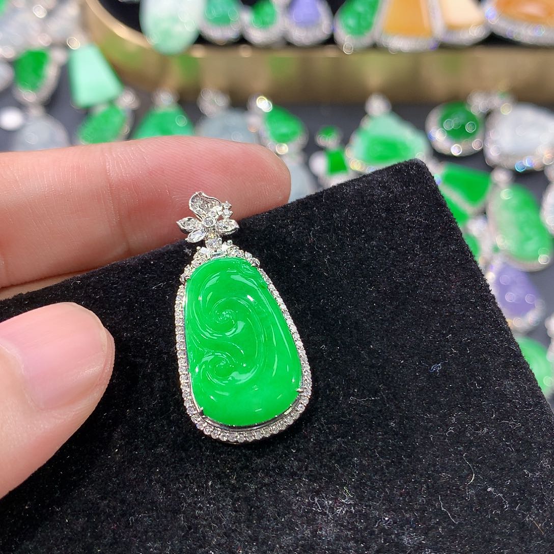 翡翠18K金镶嵌颈饰