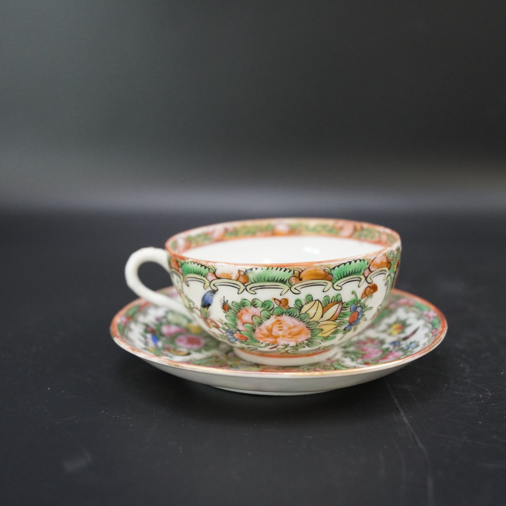 Lot.25120016清晚期广彩开窗人物花鸟纹杯碟 杯高：约4.9cm