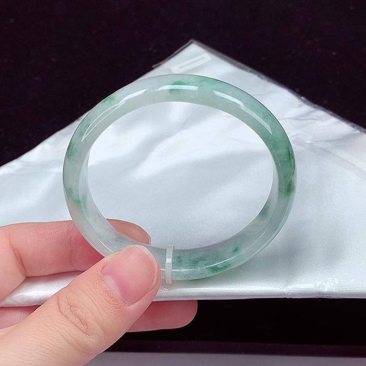 翡翠手镯未镶嵌翡翠