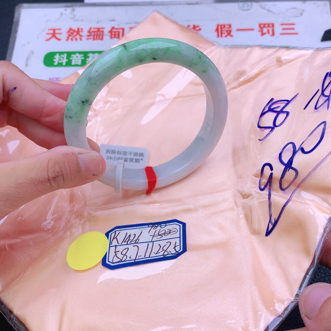 翡翠手镯未镶嵌翡翠