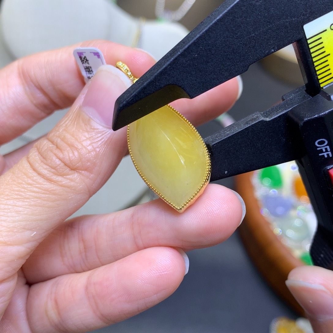 颈饰18K金镶嵌翡翠