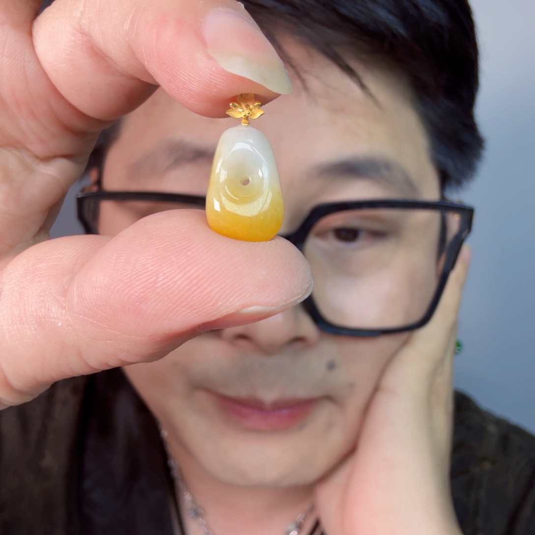 翡翠18K金镶嵌颈饰一件