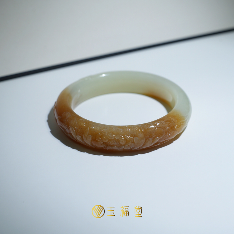【特价】玉福堂 | 新疆和田玉且末糖白玉镯 |雕花手镯55mm 半山水