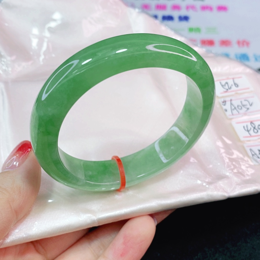 未镶嵌手镯（贵妃镯）翡翠52.6圈糯冰完整闭眼拍