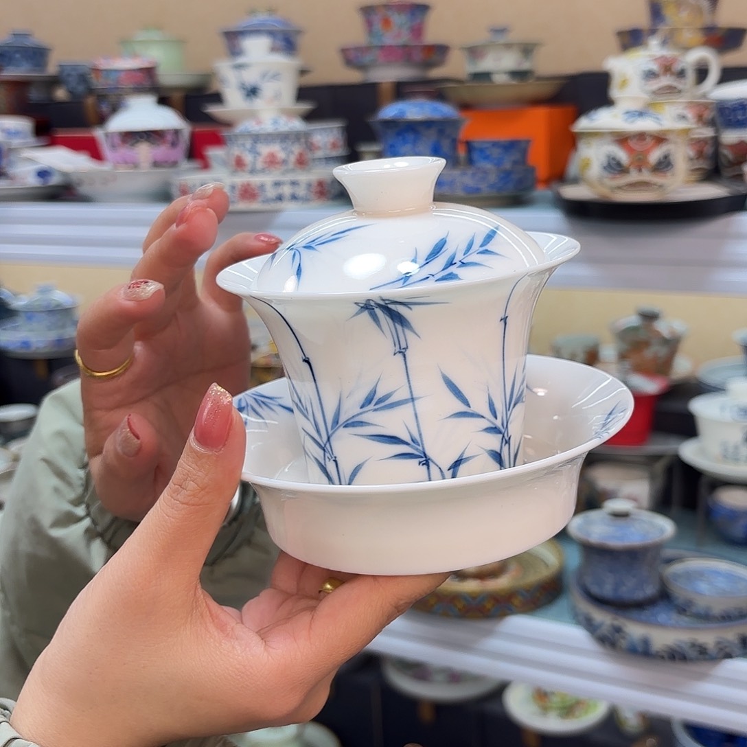 盖碗里放入适量的水