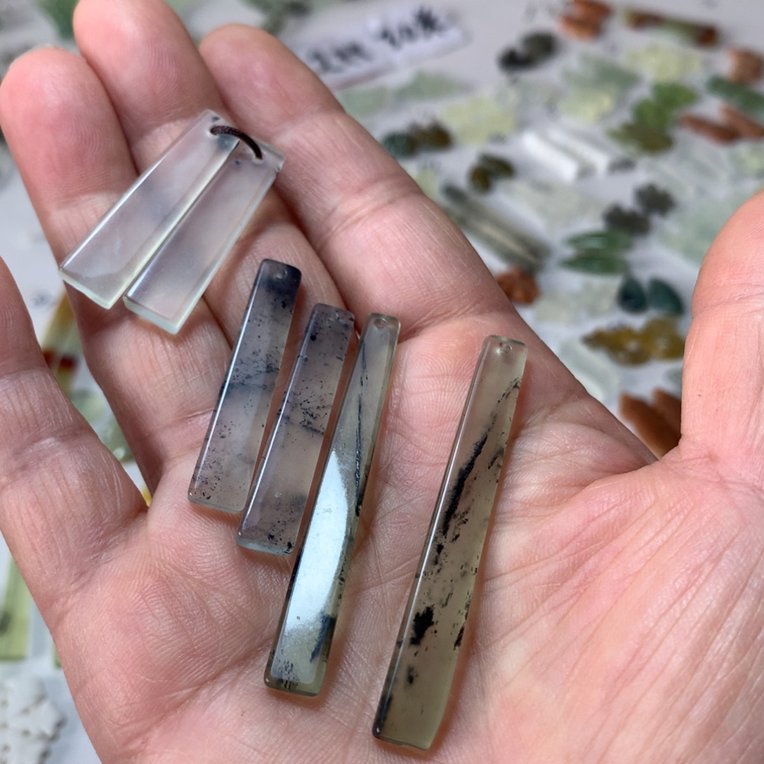 星***～蛇纹石玉未镶嵌耳环