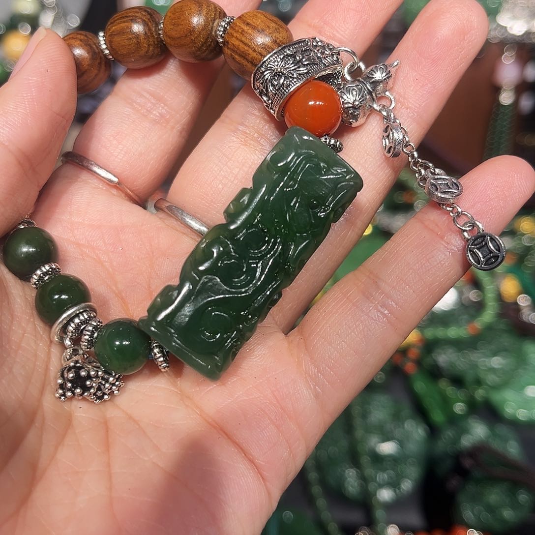 颈饰未镶嵌和田玉（糖玉）