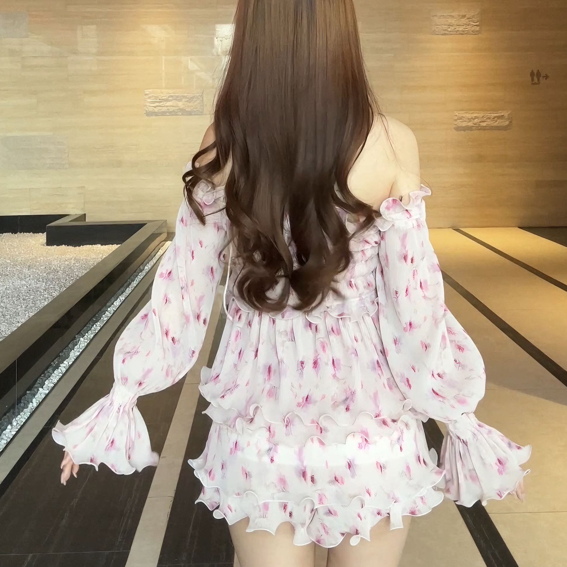 姜穹JIANGQIONG 2025夏季时尚新款压褶斜切荷叶边蓬蓬短裙