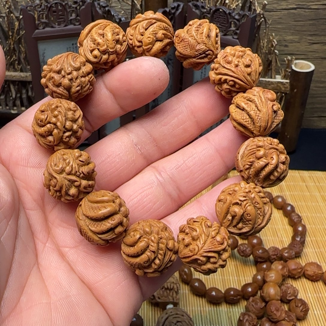 纯手工雕刻桃核疙瘩龙如鱼得水手串