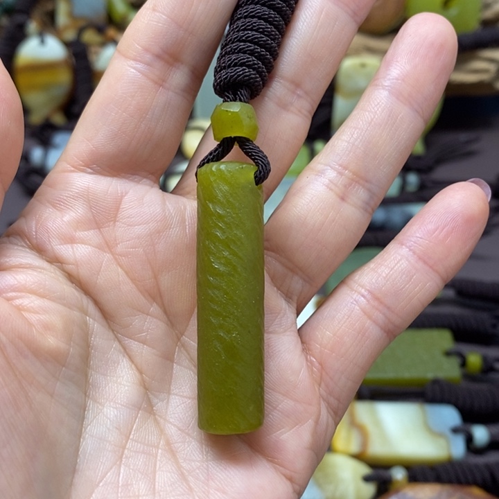 未镶嵌蛇纹石玉挂件