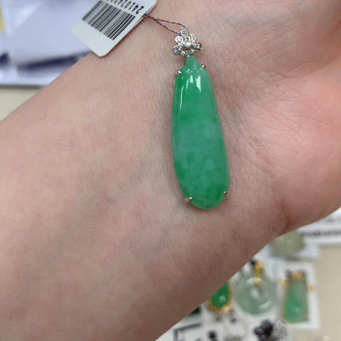 翡翠颈饰18K金镶嵌福瓜