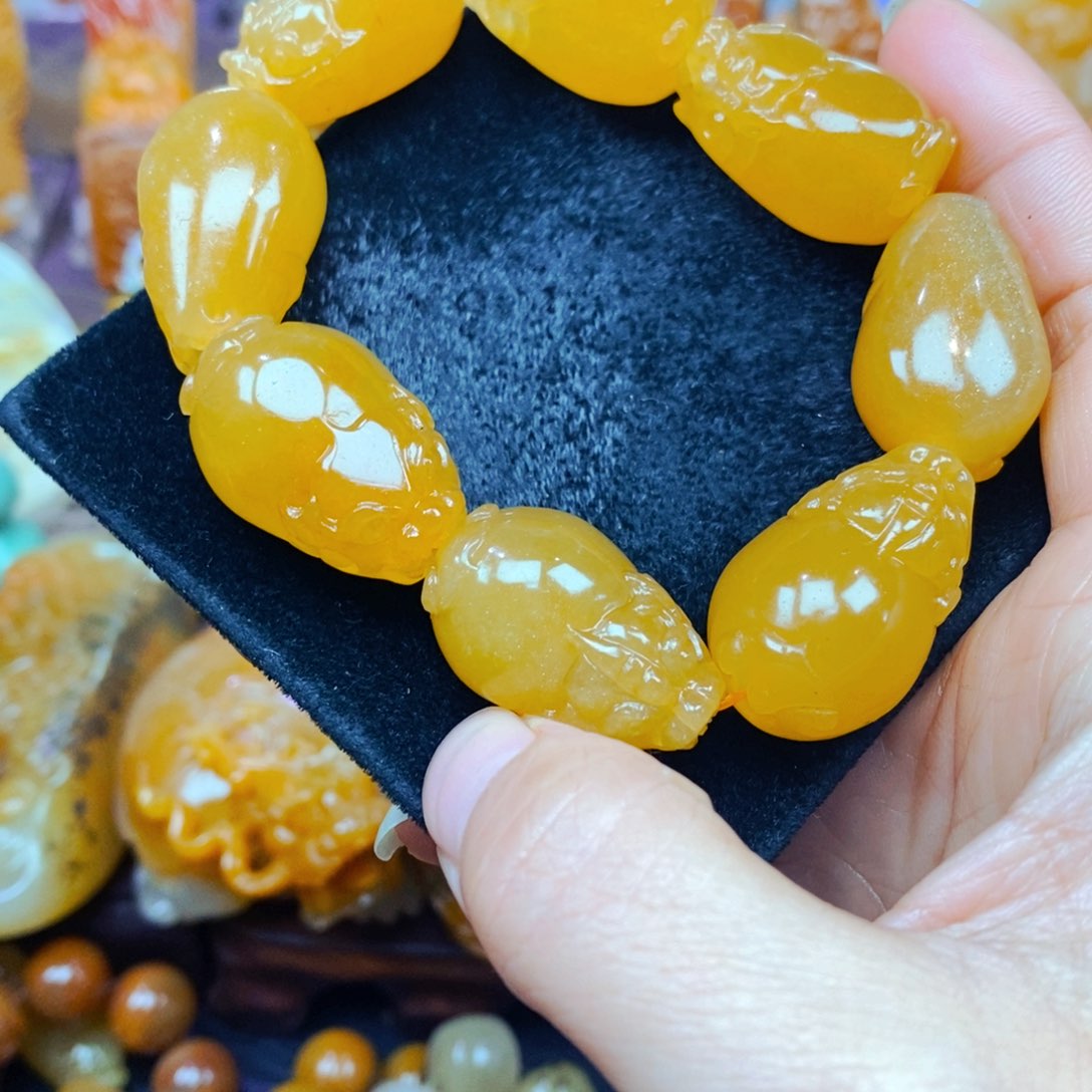 未镶嵌石英质玉（黄龙玉）颈饰