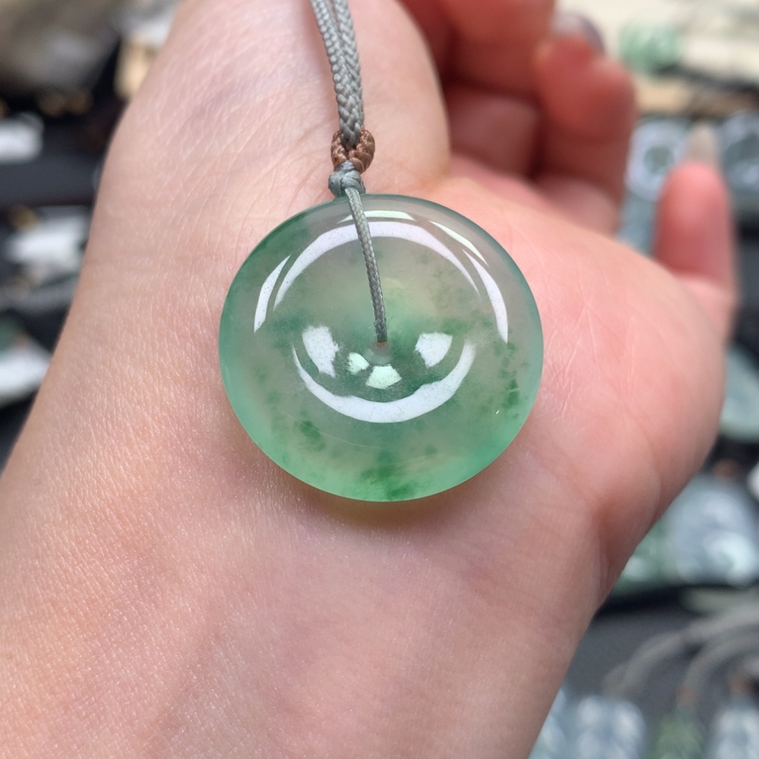 翡翠颈饰未镶嵌扣子