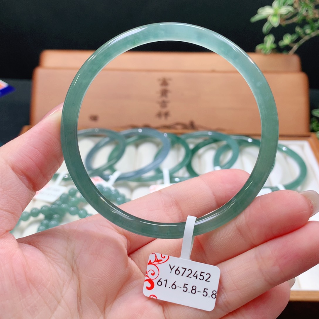 翡翠手镯未镶嵌天然