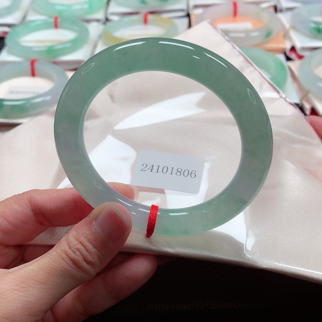 翡翠手镯（圆镯）未镶嵌天然A货翡翠手镯