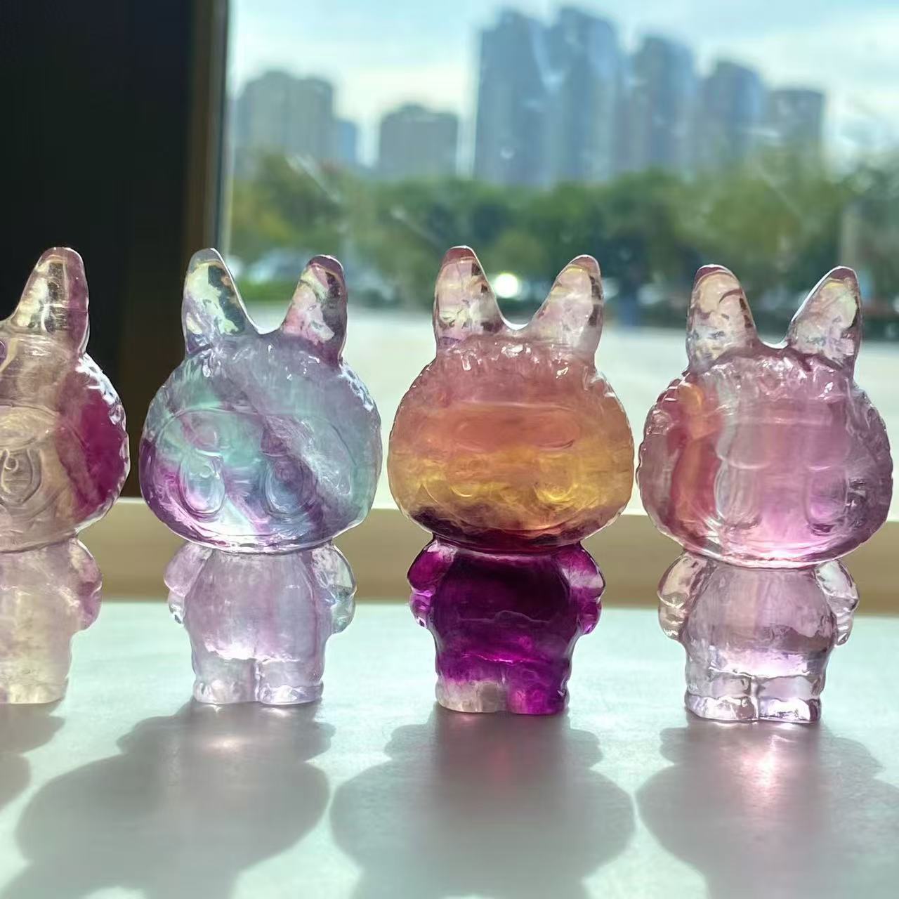 天然七彩萤石拉布布玩偶原石雕刻桌面摆件