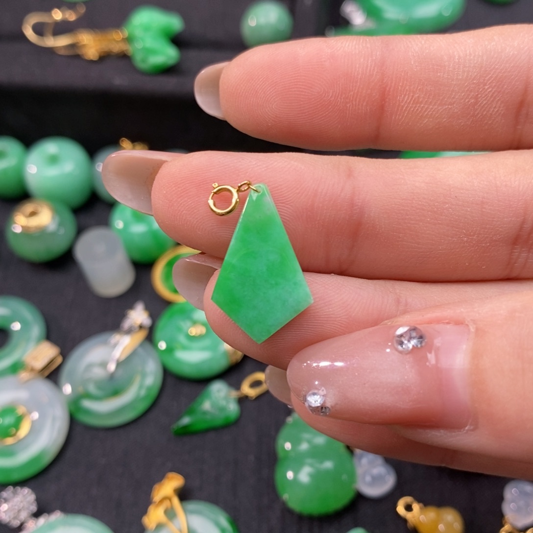 翡翠颈饰18K金镶嵌翡翠