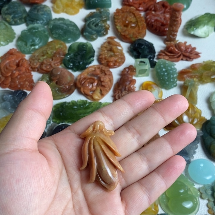 蛇纹石玉颈饰未镶嵌