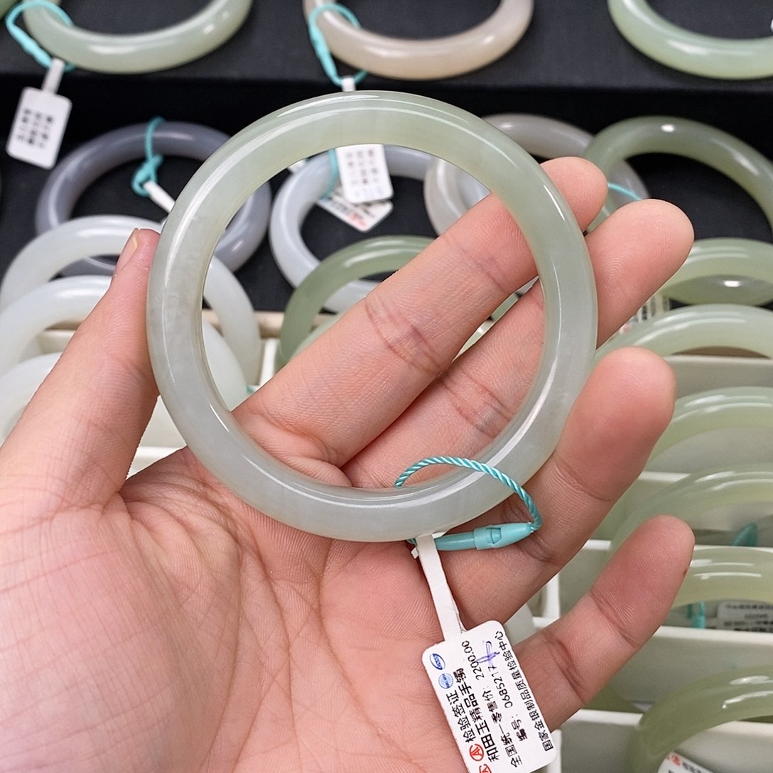 和田玉手镯未镶嵌57微瑕