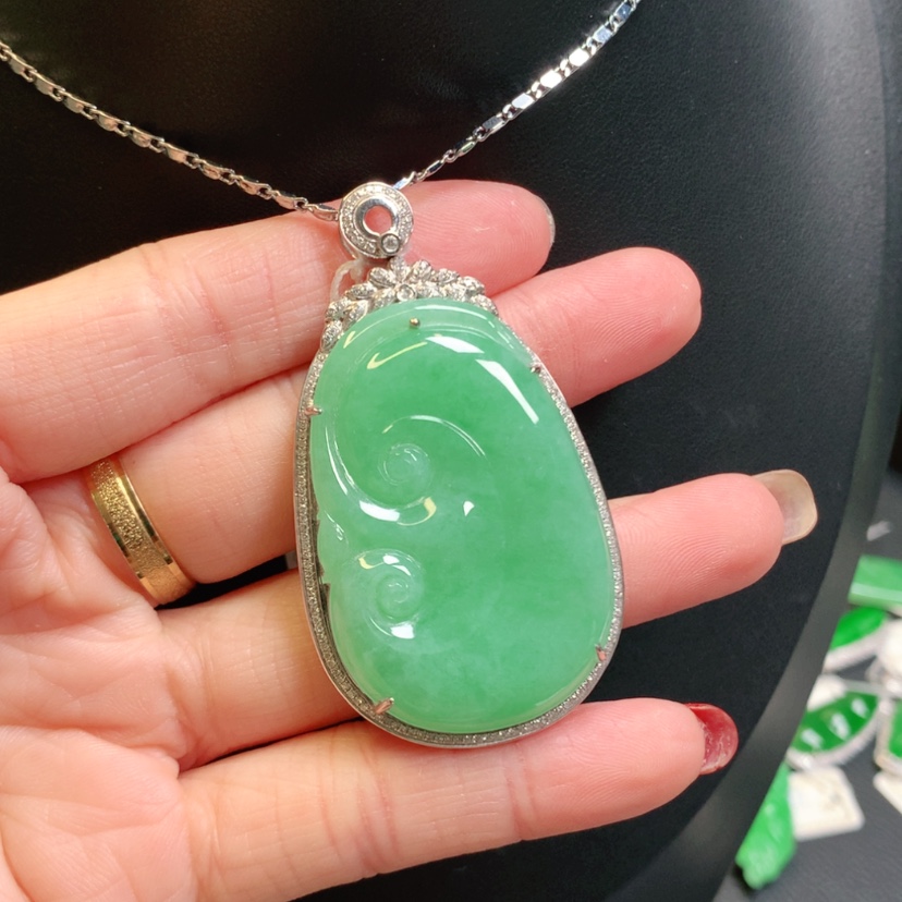 【闪购商品】翡翠吊坠(赠链)18K金镶嵌