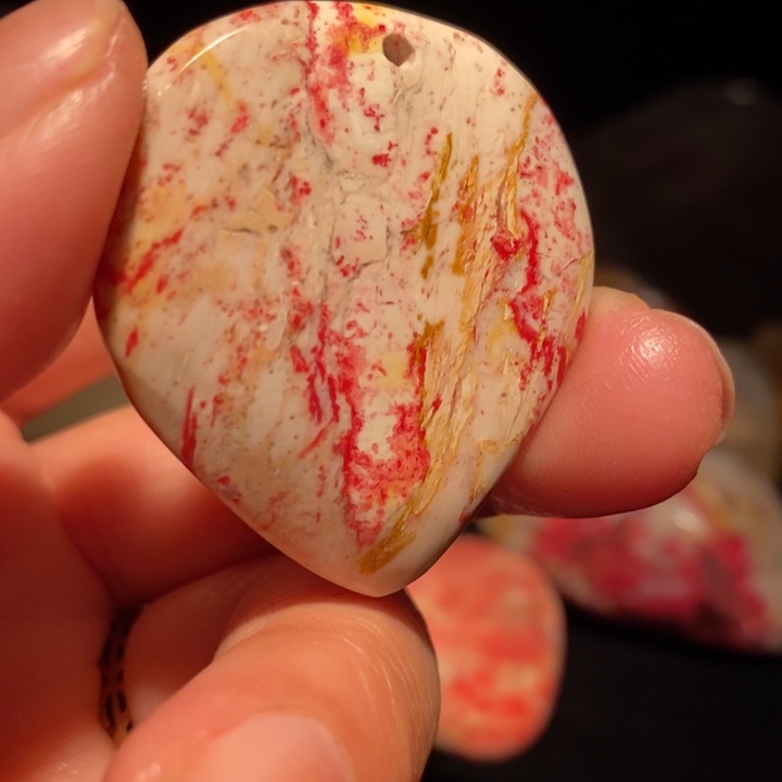 昌化鸡血石品质佳挂件