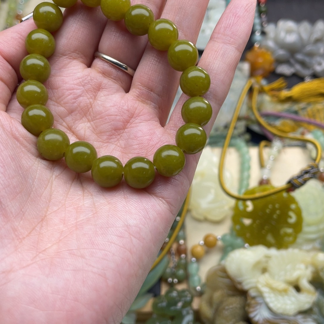 蛇纹石玉颈饰未镶嵌