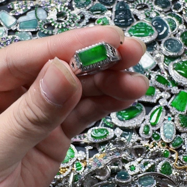 翡翠颈饰未镶嵌天然A货翡翠放漏