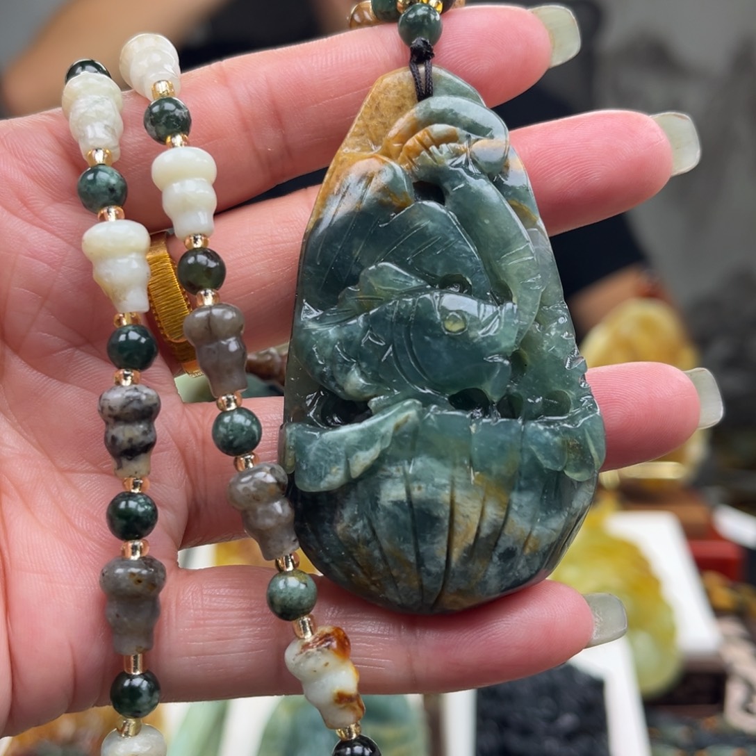 蛇纹石玉未镶嵌颈饰挂件